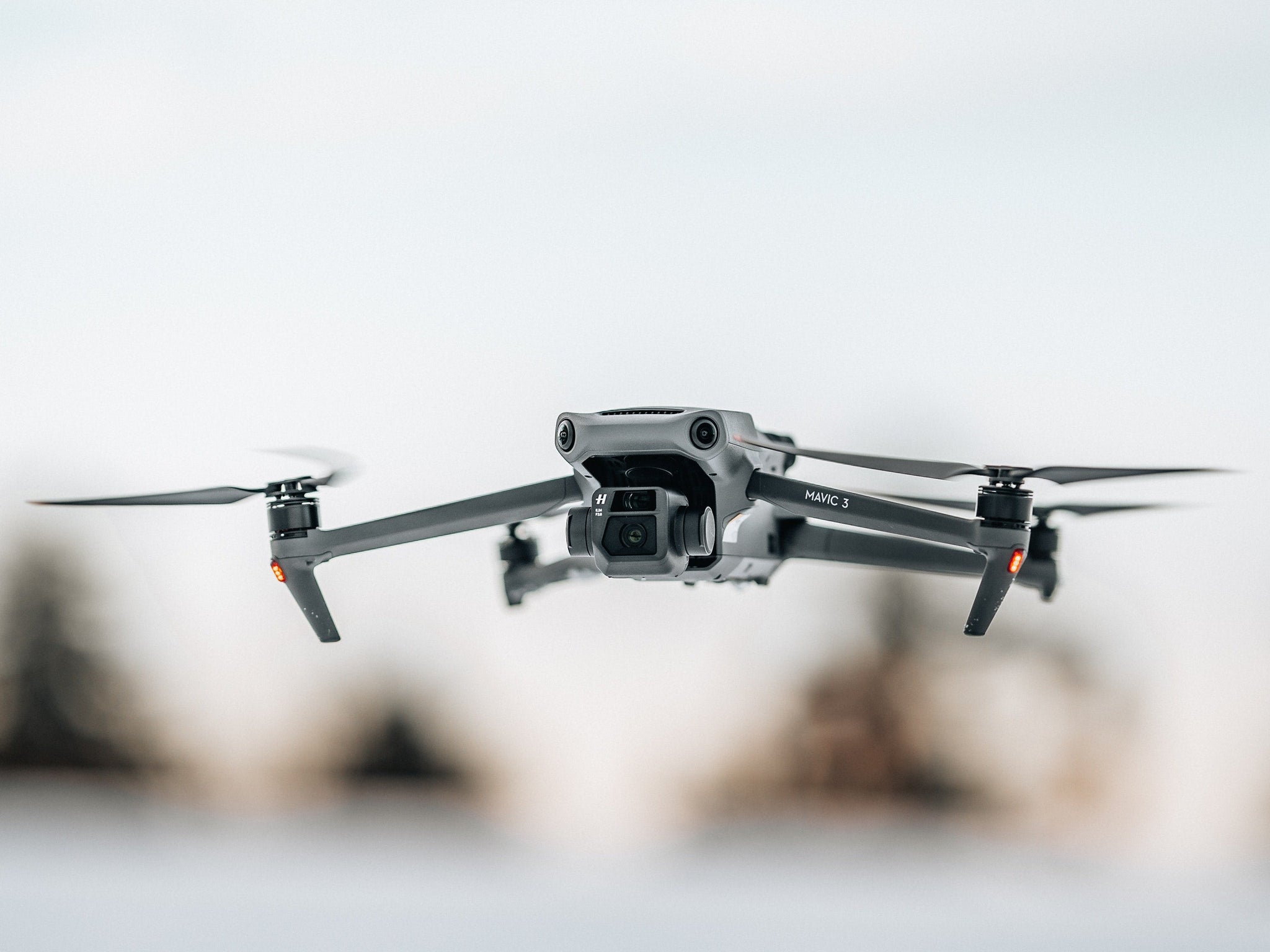 drone vliegen in de sneeuw