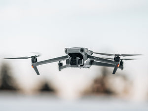 drone vliegen in de sneeuw